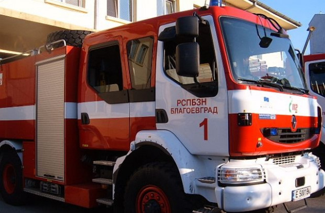 Пожар изпепели част от кола в Разлог