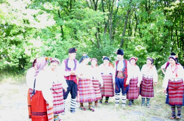 Село Ведрина празнува с хоро на мегдана