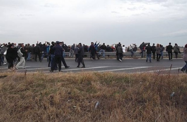Бой между протестиращи и полиция по пътя за границата с Турция