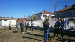 Сдружение Пауталия на бъдещето и ученици от ПМГ садиха фиданки