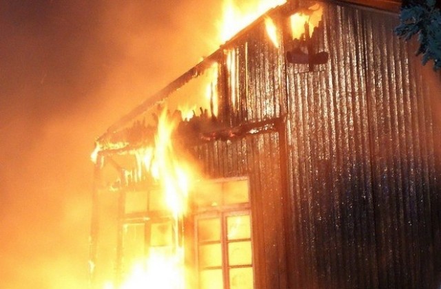 Пожар унищожи гараж, павилион и барака