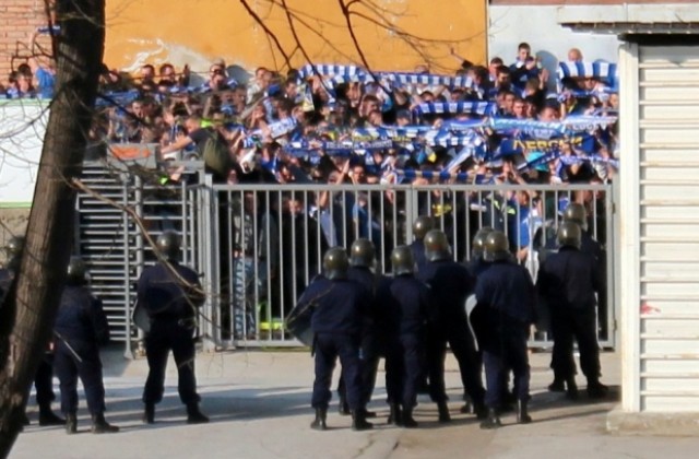 Фенове на „Левски“ протестират за Куршум джамия