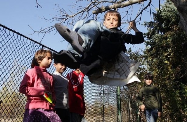 Обсъждат осигуряване на обучение и спортни уреди за децата на бежанците