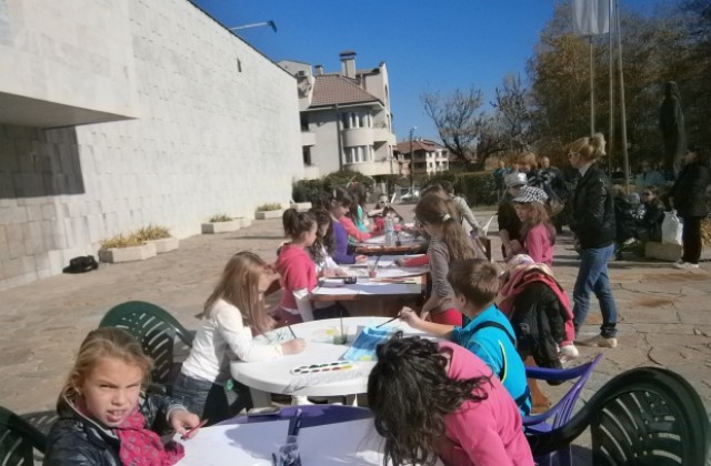 Деца рисуваха пред галерията за Международния ден на младежта