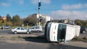 Тежка катастрофа между микробус и Мерцедес на бул Сливница