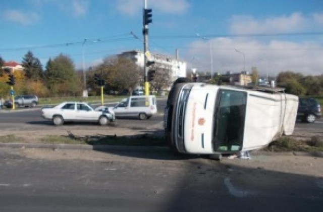 Тежка катастрофа между микробус и Мерцедес на бул. Сливница