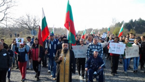 Близо 1000 протестиращи спряха движението на пътя СофияРусе