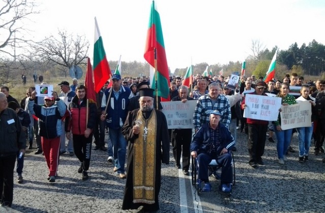 Близо 1000 протестиращи спряха движението на пътя София-Русе