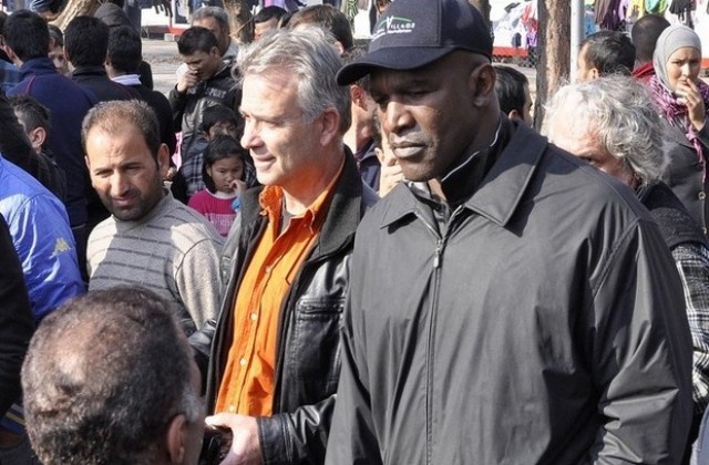 Ивендър Холифийлд и Янк Бари посетиха бежанския лагер в Харманли