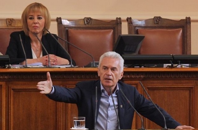 „Атака иска оставки в полицията заради изгорен билборд на Сидеров
