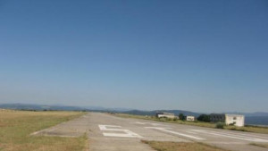 Младежи пострадаха на летище Междене при състезание с коли