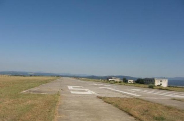 Младежи пострадаха на летище Междене при състезание с коли