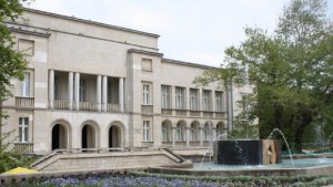 Добричката художествена галерия се представя на Шипка 6