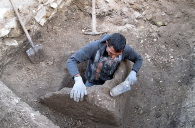 Кладенец на над 1600 години и зазидана пещ за подово отопление откриха в “Ковачевско кале” до Попово