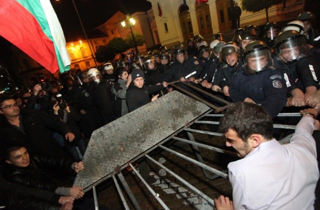 Сблъсъци между полиция и протестиращи в 152-рия ден на протестите