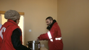 Раздават топъл обяд на бездомни