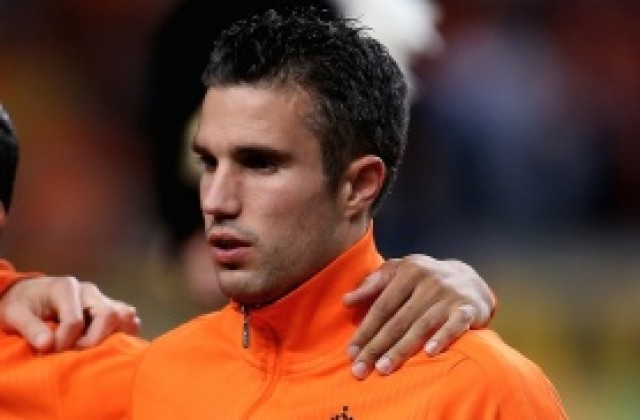 Ван Перси пропуска контролите на Холандия