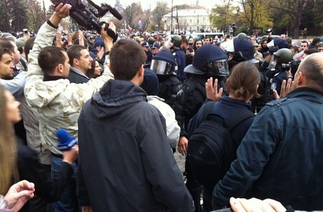 Парламентът под обсада от студенти, стигна се до сблъсъци и напрежение