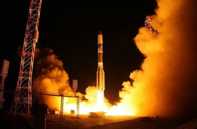 Русия изстреля ракета носител Протон-М с военен сателит