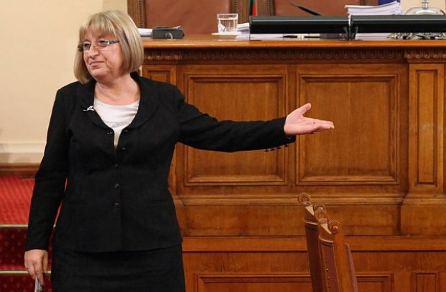 Цачева: Депутатите окупираха парламента, не студентите Университета