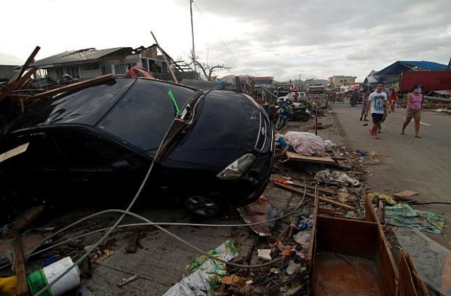 Броят на загиналите от тайфуна във Филипините надхвърли 2000