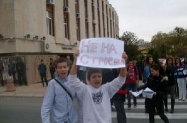 Ученици участват във флашмоб срещу строежа в градинката пред ПМГ