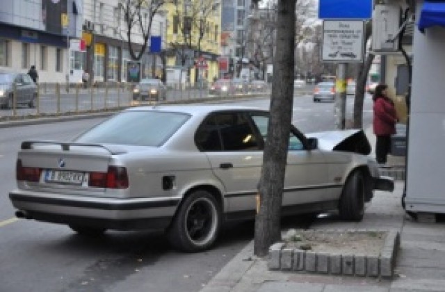 Опасна катастрофа до пощата, БМВ се блъсна в спирка