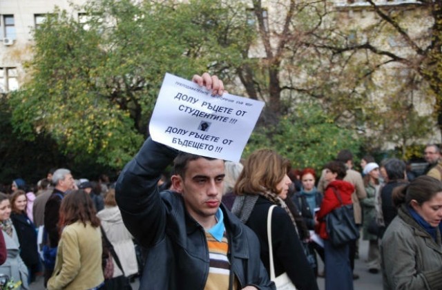 Пловдивските студенти отново в София. НПСС иска да се разследват полицаите биячи
