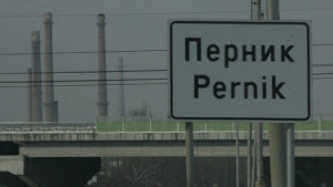 Транспарант Оставка полетя над Перник по време на протест