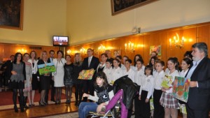 Изложба в парламента събира средства за детска площадка във В