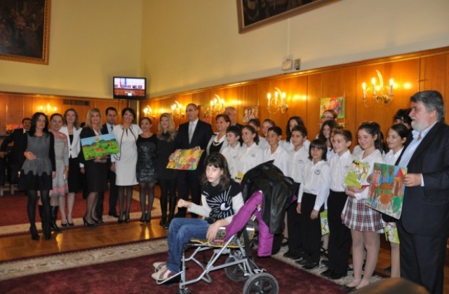 Изложба в парламента събира средства за детска площадка във В. Търново