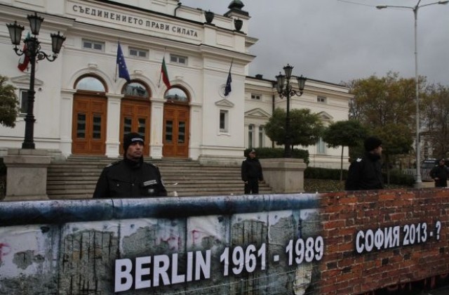 Игра на нерви между протестиращите студенти и полицаи