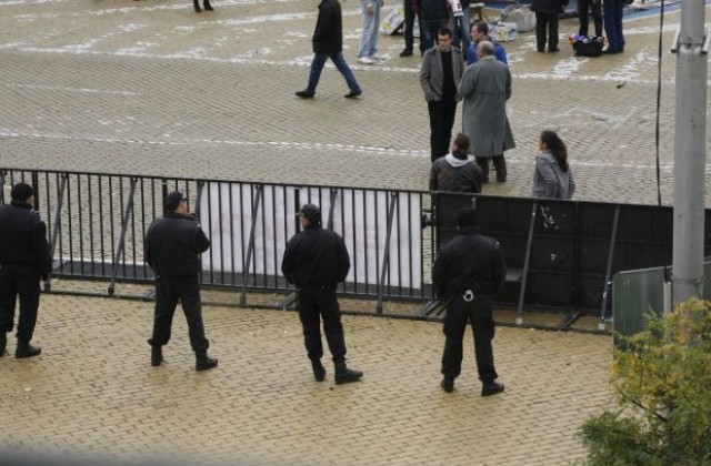 Полицаи на визити при ранобудните студенти