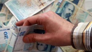 Средните ни доходи през лятото с близо 100 лева над