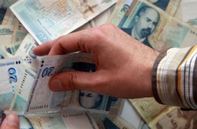 Средните ни доходи през лятото с близо 100 лева над разходите