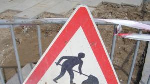 Ремонтират тротоари и пешеходни парапети във Вeлико Търново