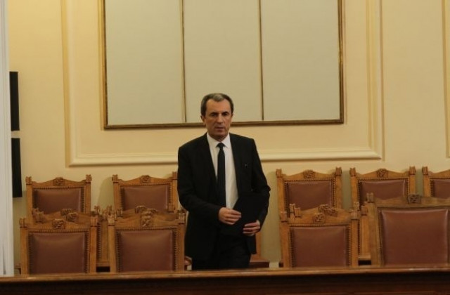 Ще уволняват държавни служители, които участват в протестите