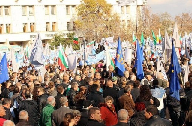 Десетки хиляди от ГЕРБ скандираха „Оставка в Пловдив
