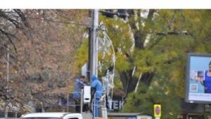 Монтират коледната украса във Варна