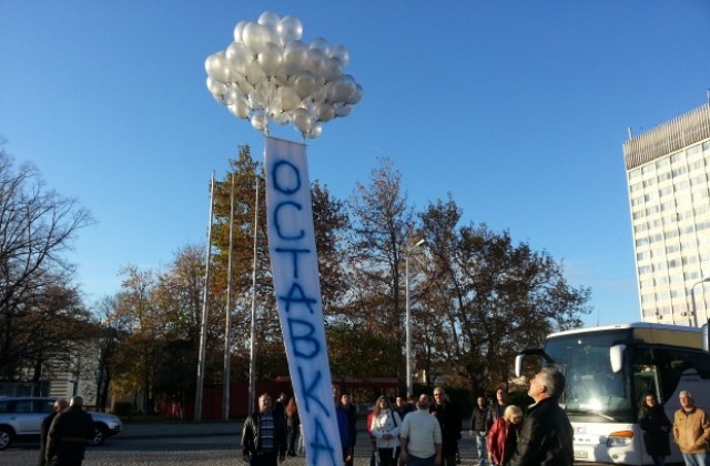 Балони с плакат  “Oставка” полетяха над Сливен