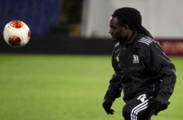 Безумие в Стара Загора: Фенове нападнаха Лудогорец, изпратиха футболист в болница