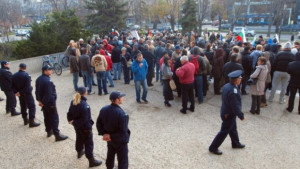 150 варненци протестираха срещу забраната на коли в Морската градина