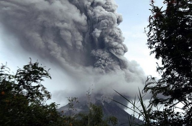 Два вулкана изригнаха в Индонезия