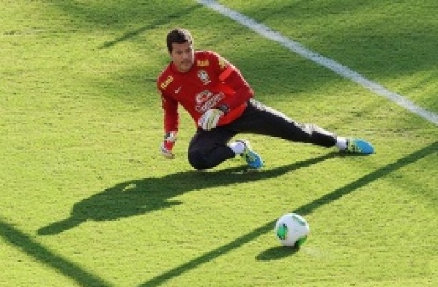 Без нито един мач, Жулио Сезар също стана кандидат за гражданство