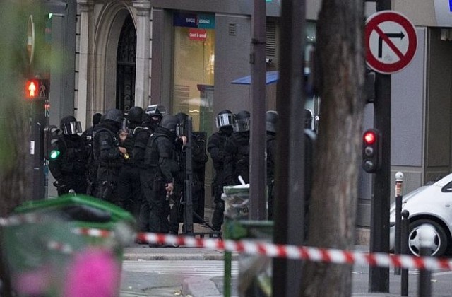 Мъж с пушка всява паника в Париж