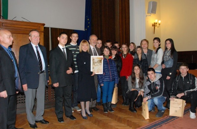 Ученици от ПМГ седнаха в стола на академиците от БАН