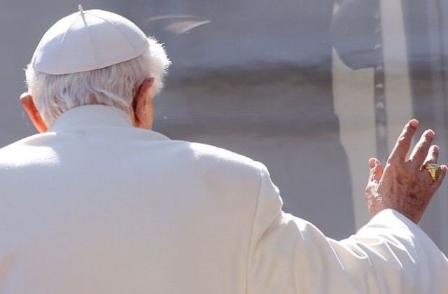 Плакат на Бенедикт XVI, гримиран като травестит, шокира Италия