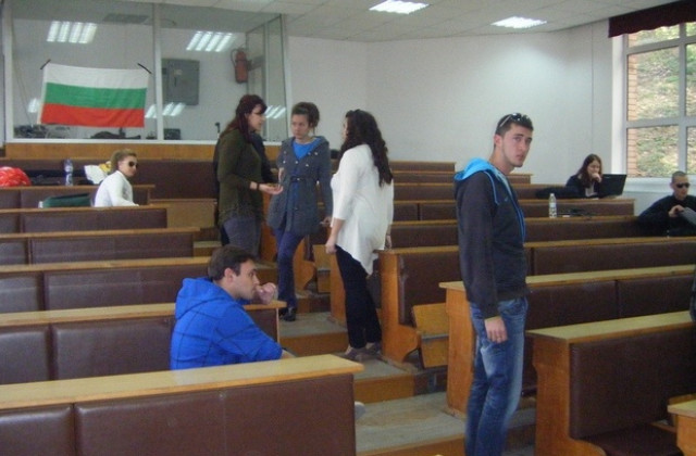 Ранобудните студенти от ВТУ стягат протест срещу кабинета Орешарски  в сряда