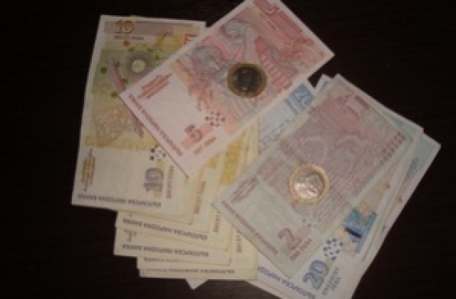 Задигнаха пари и мобилни телефони от частни домове