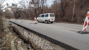 Свлачище на пътя АсеновградСмолян затруднява движението